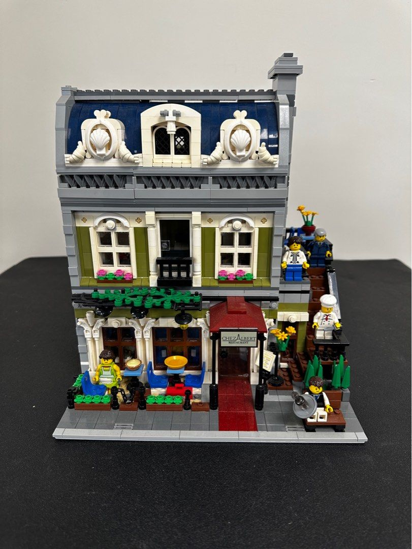 LEGO 10243 Parisian Restaurant missing 1 minifigs
