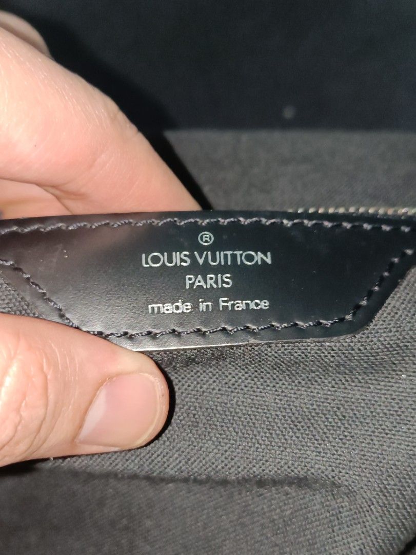 Louis Vuitton Taiga Dersou (SHG-28576) – LuxeDH