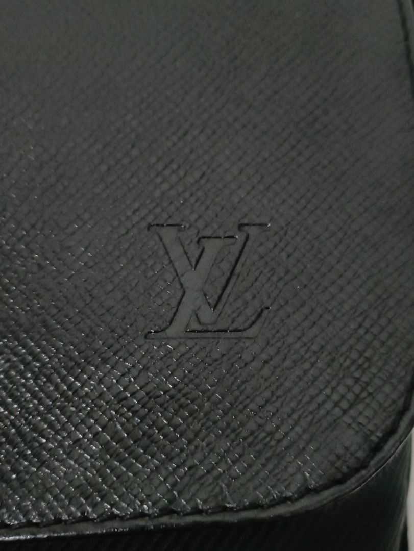 Louis Vuitton Green Taiga Dersou Dark green Leather ref.502071