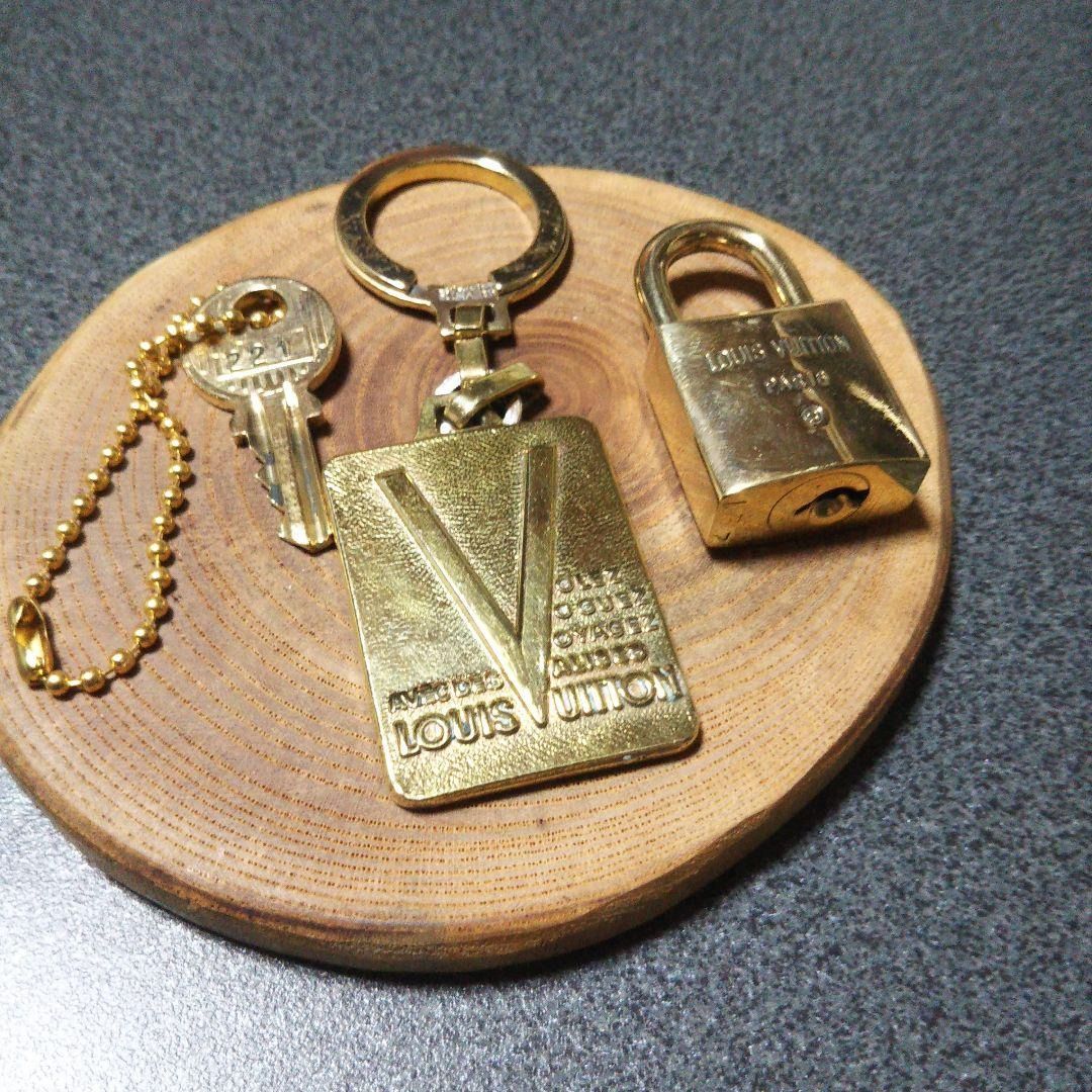 Louis Vuitton Vintage Malletier 1854 Key Chain - Gold Keychains