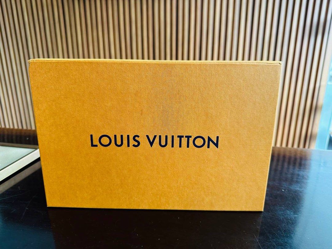 Louis Vuitton LV Gaston V Brooch Pin ref.297451 - Joli Closet