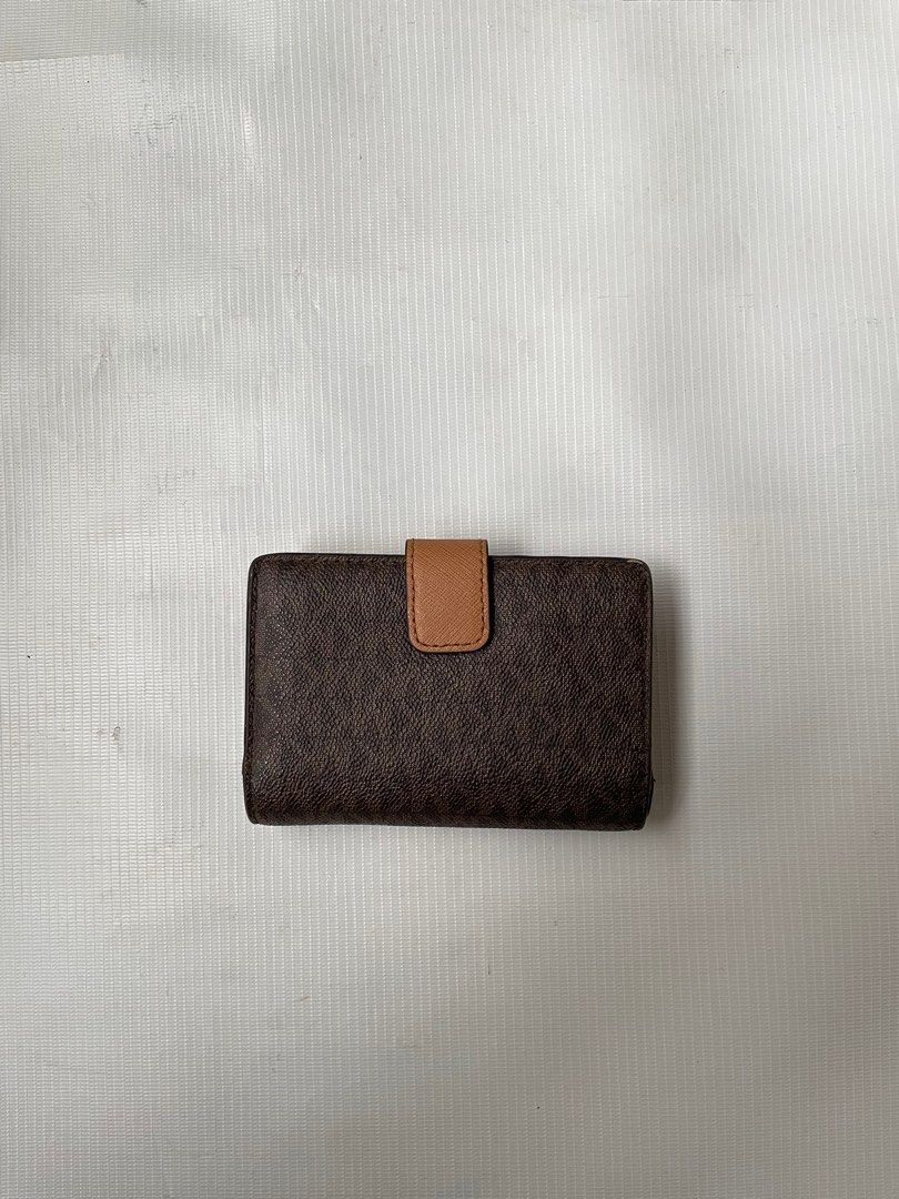 Michael Kors Jet set Small signature logo zip (Category: Wallets & Card holders) located in Quezon City. Submitted by Prive_Online (Listing ID 1258408229, Image 2). Description: WTS! - Michael Kors Jet set Small signature logo zip Authentic/Legit Excellent condition No issues or what Need cleaning lang since nakatambak nalang item - 2,500 + Shipping - Loc: Q.C Dm .