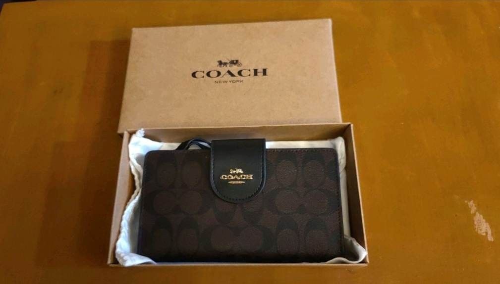 Original Coach Phone Wallet (Category: Luxury Bags & Wallets) located in Quezon City. Submitted by saipher (Listing ID 1258501001, Image 1). Description: -100% Authentic with box and receipts used for 1 week only. -decluttering.