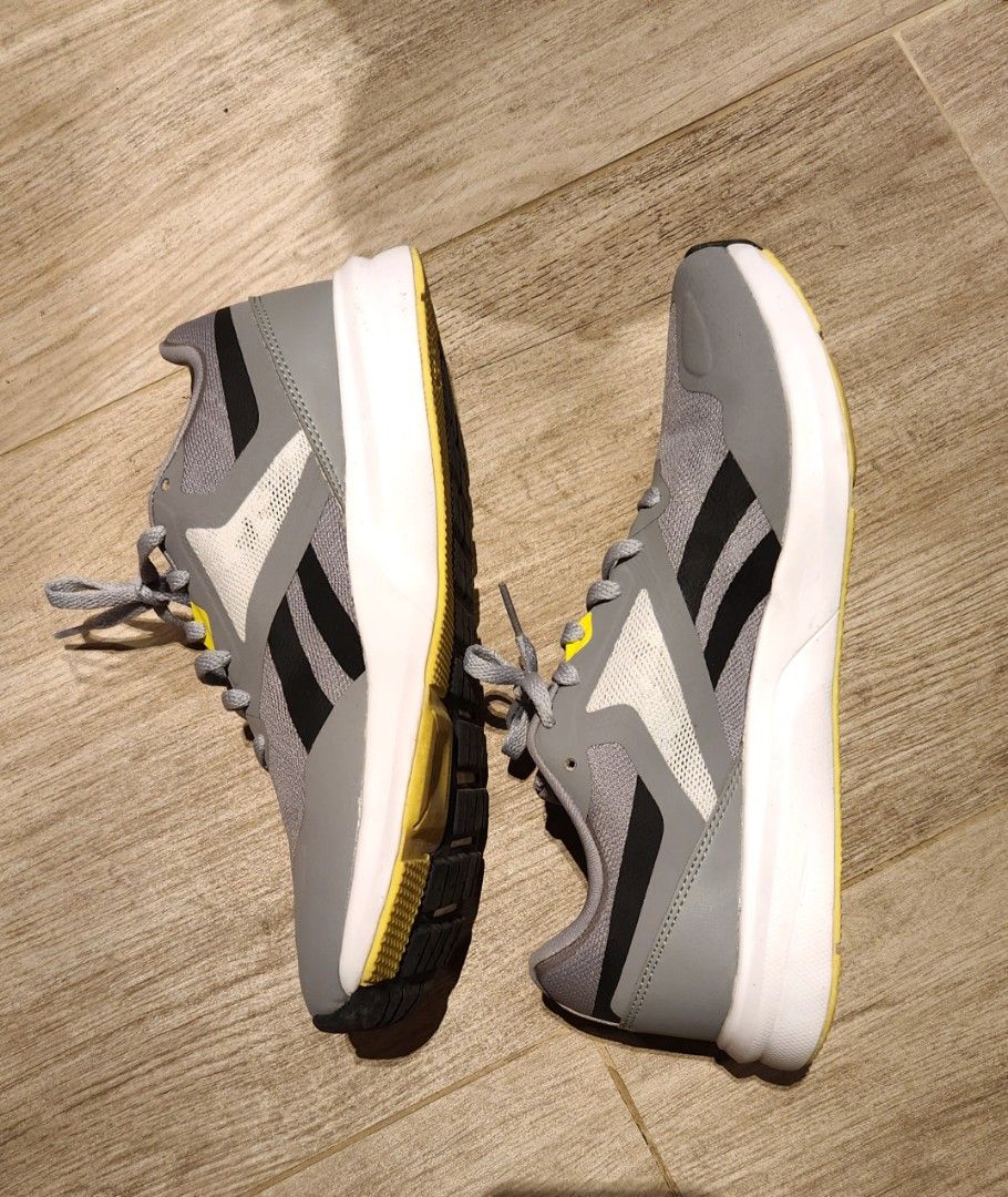 Reebok sport shoes, 女裝, 鞋, 波鞋- Carousell