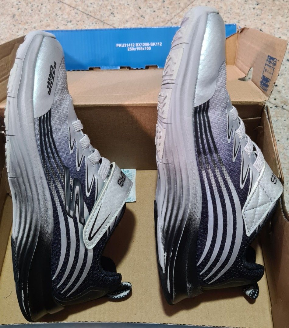 Badminton hotsell shoes skechers
