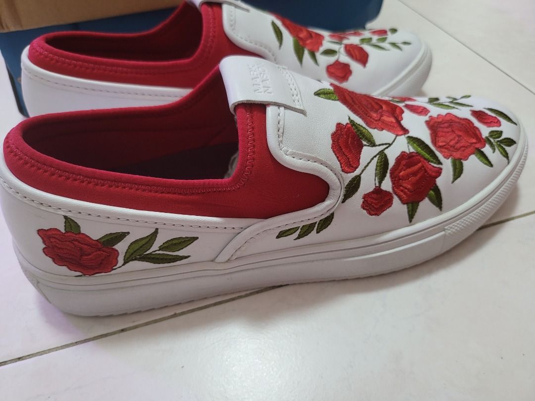 White skechers online with roses