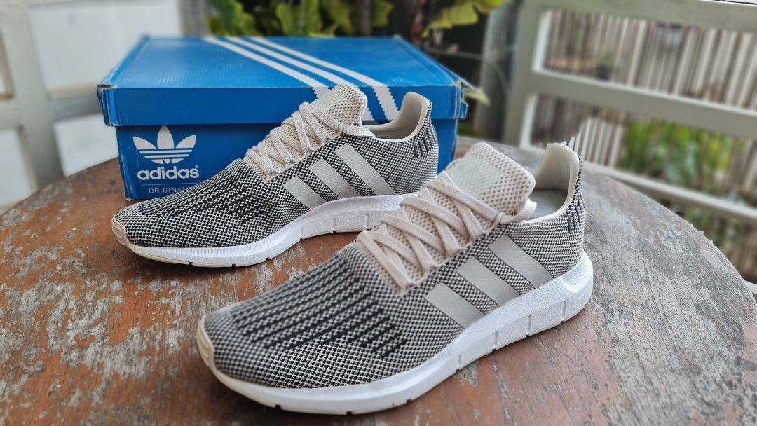 Sneakers adidas swift run size 46 bnib original Fesyen Pria Sepatu Sneakers di Carousell