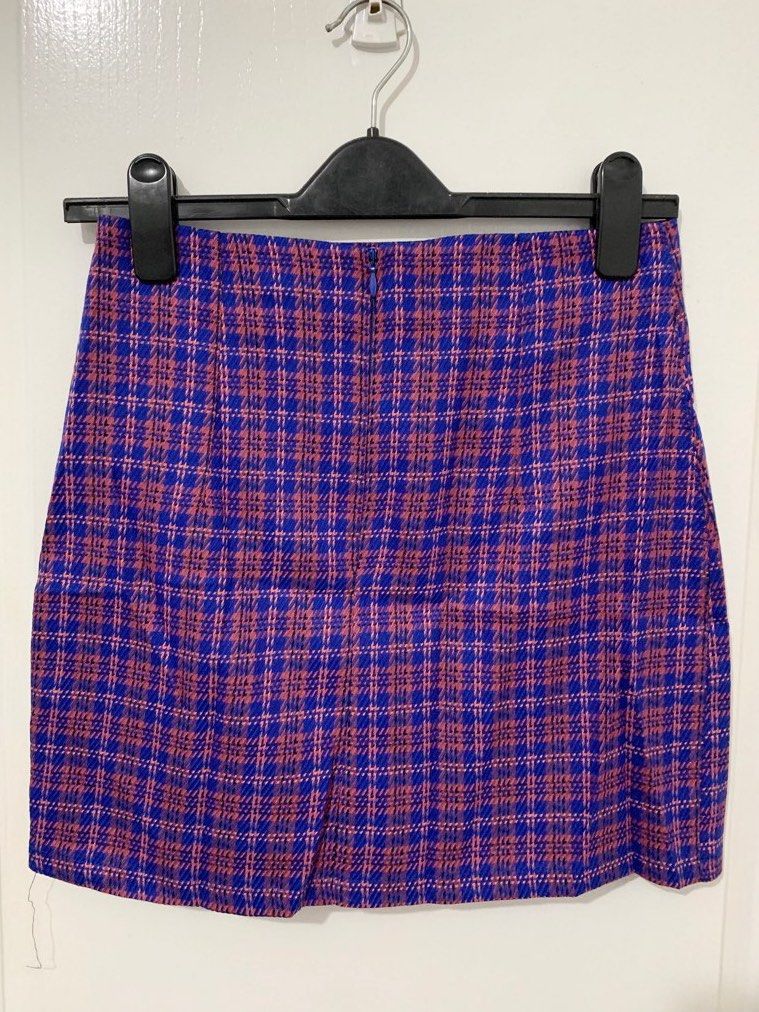 Topshop mini skirt w/ ruffles (Category: Skirts) located in Quezon City. Submitted by Ma.Tind (Listing ID 1258439599, Image 3). Description: Topshop mini skirt with ruffles Brand new w/o tag Rfs: not my size anymore .
