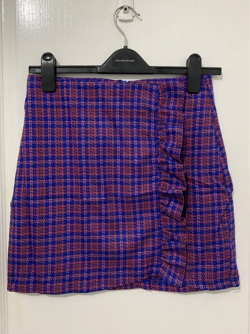 Topshop mini skirt w/ ruffles (Category: Skirts) located in Quezon City. Submitted by Ma.Tind (Listing ID 1258439599, Image 1). Description: Topshop mini skirt with ruffles Brand new w/o tag Rfs: not my size anymore .
