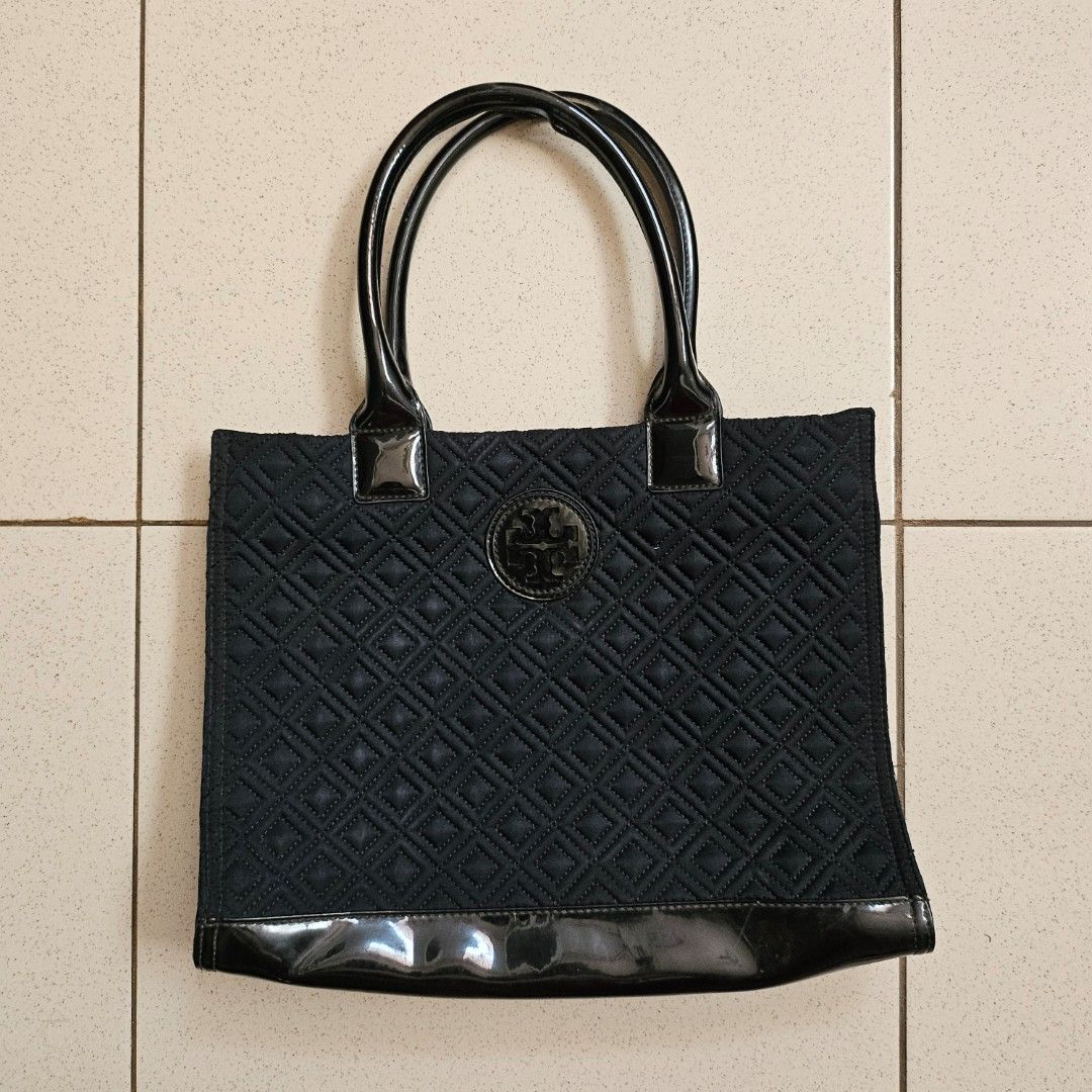 ORIGINAL Torch Burch quilted medium tote shoulder bag pvc (Category: Luxury Bags & Wallets) located in Muntinlupa City. Submitted by .mrrssllzr (Listing ID 1258492151, Image 1). Description: see last photo for measurements when laid flat has minimal signs of usage, slight dust inside but ofcourse can be easily removed.