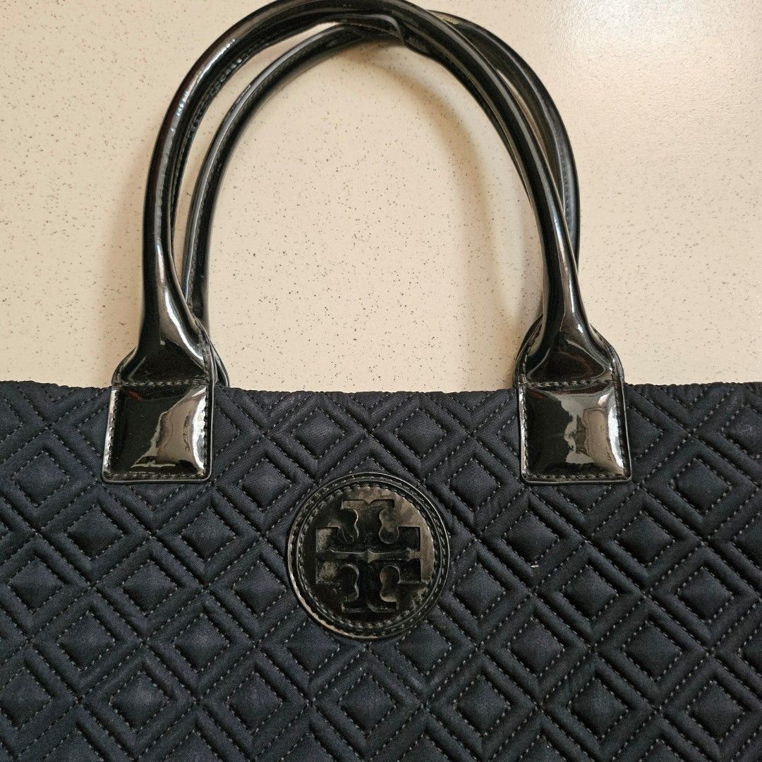 ORIGINAL Torch Burch quilted medium tote shoulder bag pvc (Category: Luxury Bags & Wallets) located in Muntinlupa City. Submitted by .mrrssllzr (Listing ID 1258492151, Image 2). Description: see last photo for measurements when laid flat has minimal signs of usage, slight dust inside but ofcourse can be easily removed.