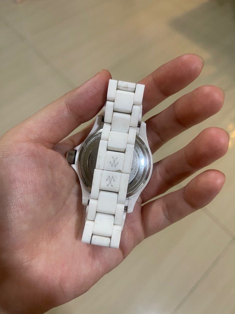 Toy Watch (Category: Women's Watches) located in Paranaque City. Submitted by djalian (Listing ID 1258408415, Image 2). Description: Battery needs replacing. One stone missing.