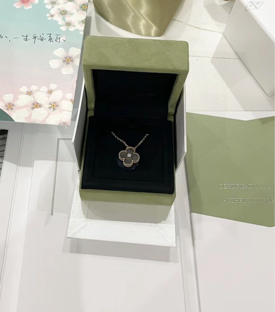Van Cleef & Arpels Holiday Pendant 2023, Luxury, Accessories on Carousell