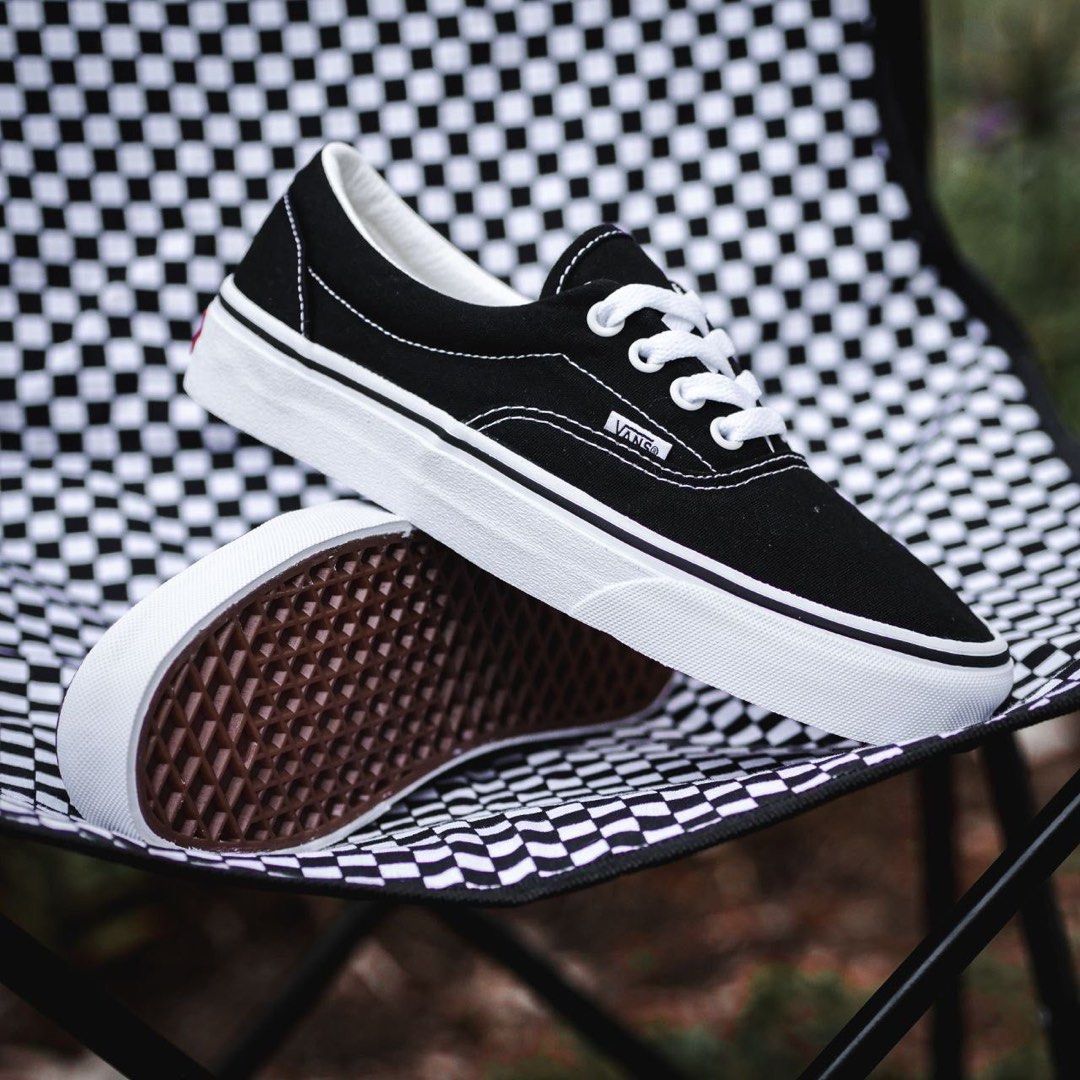Vans Era Classic Black White Fesyen Pria Sepatu Sneakers di Carousell