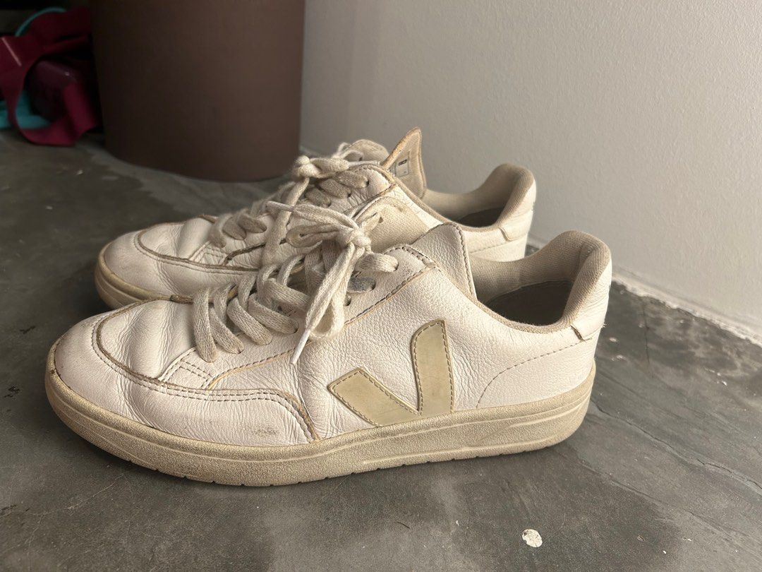 White sneakers veja best sale