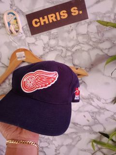 Vintage Cap Red Wings Og Logo By Sports Specialties, Wool
Dark Blue ,10/10 Color Rate
Issue: Snap 3 missing Button, Need Wash