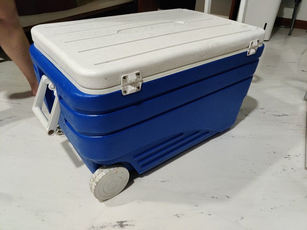 100L Ice Cooler Box w Wheels, Sports Equipment, Hiking & Camping on