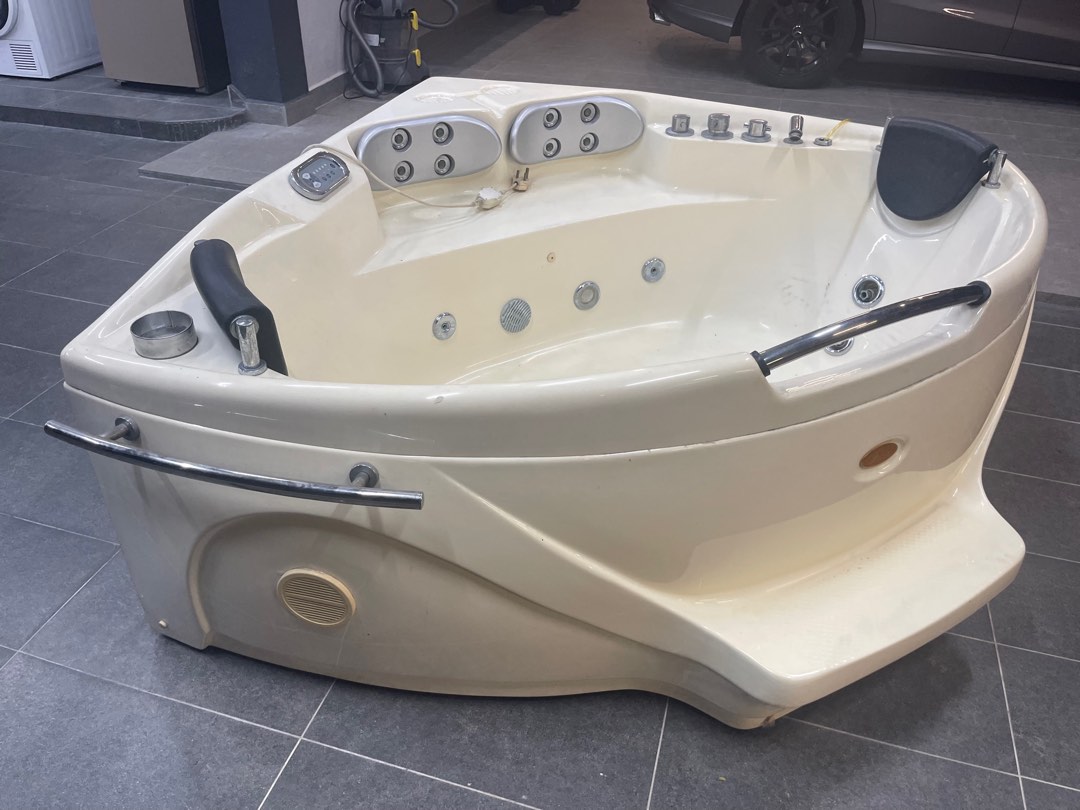 2 Seater Jacuzzi Bathtub, Babies & Kids, Bathing & Changing, Bathtub
