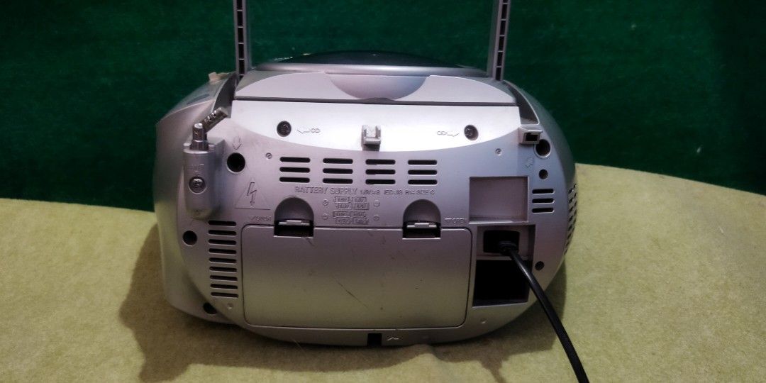 Aiwa CSD-A310 CD Radio (Category: Portable Music Players) located in Pasay City. Submitted by marineljapansurplus (Listing ID 1258597382, Image 3). Description: Ptpa AIWA CD Radio Model: CSD-A310 TUNER 📻 : Working 👍(Complete all local FM/AM station. CD 💿 : Working 👍(CD-R/RW playable) Cassette: worn out belt. not playing Power: 100v 16W 🔌 (need gamitan Ng transformer) Made in Indonesia Issues: Dent on speaker grill Price: ₱850 Loc. Cabrera, P