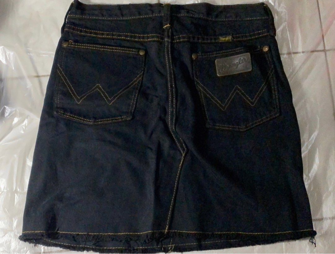 Black Hard Denim Skirt (Category: Skirts) located in Pasig City. Submitted by chaesoons (Listing ID 1258615835, Image 2). Description: decluttering sale size: 27-28 used once for delivery: direct ggx sco sdd.