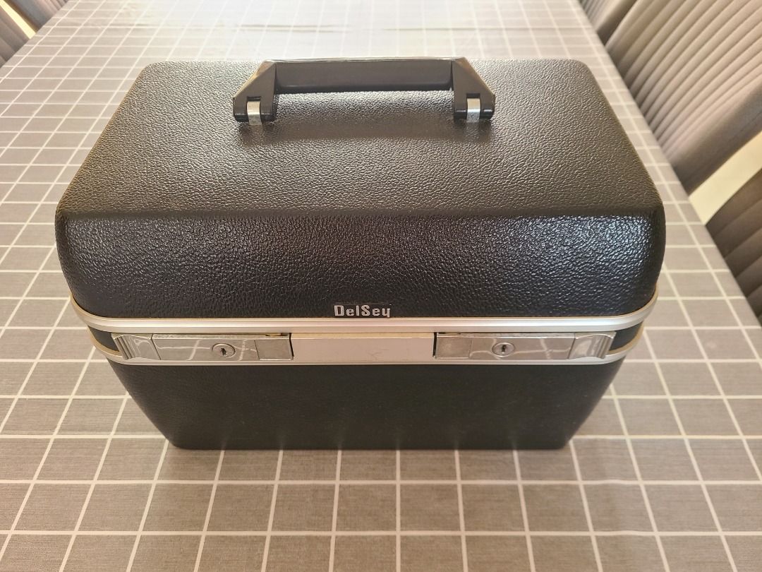 Delsey Vanity Case. Retro 70s. No key. Made In France