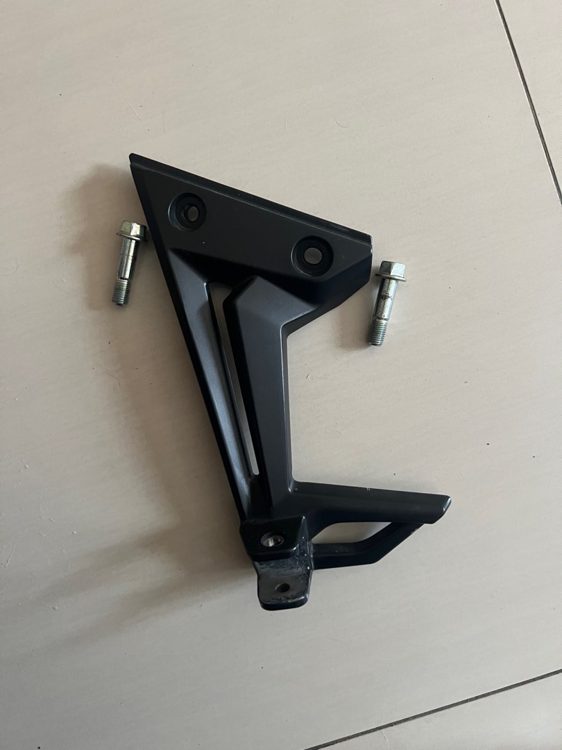 footrest 135 Lc v8 belah kiri sahaja, Motorbikes on Carousell