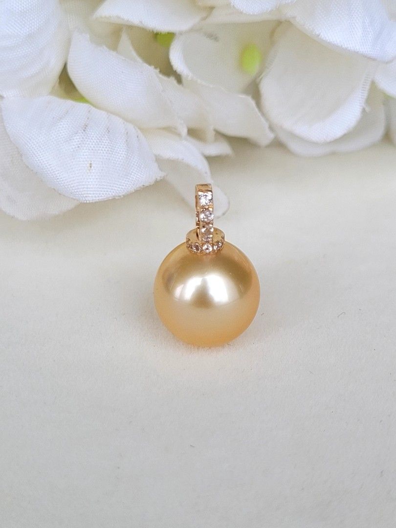Golden south sea top pearl pendant