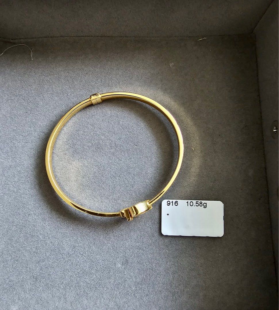 Gold bangle bracelet hot sale with circles