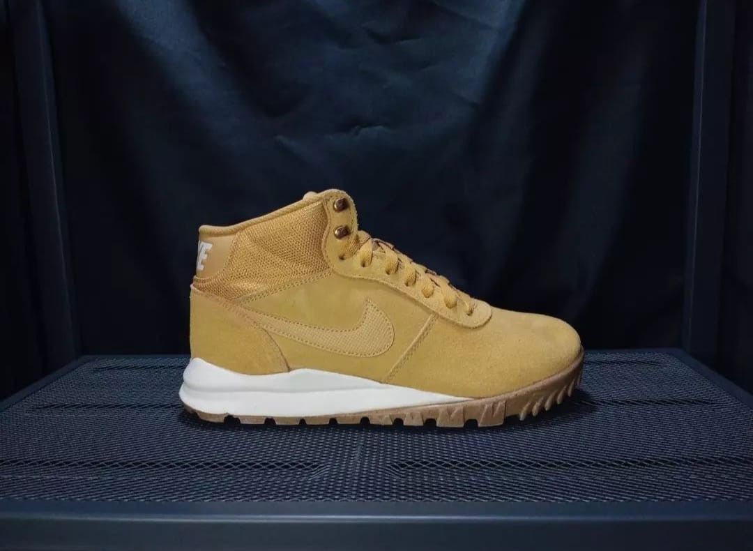 Nike Hoodland Suede Haystack Sail Gum Light Fesyen Pria Sepatu