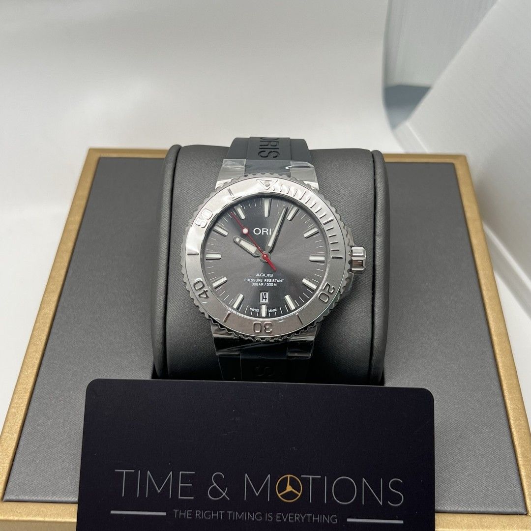 Oris aquis hot sale date relief grey
