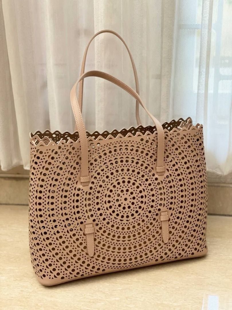 READY Alaia Mina 32 Round Cut Calfskin Tote Sandy Nude Sable Size 32 x 25 x 17cm dv