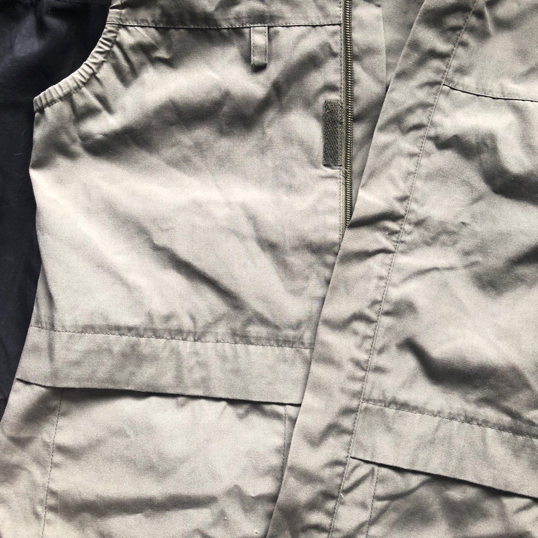 s square army green windbreaker vest (Category: Coats, Jackets and Outerwear) located in Balanga. Submitted by revultured (Listing ID 1258576217, Image 3). Description: color is much darker irl, can send more pics :) perfect for topping over basics loc : bataan ( can do meet ups sa sm bataan ) mop : gcash mod : j&t, ggx, or lbc.