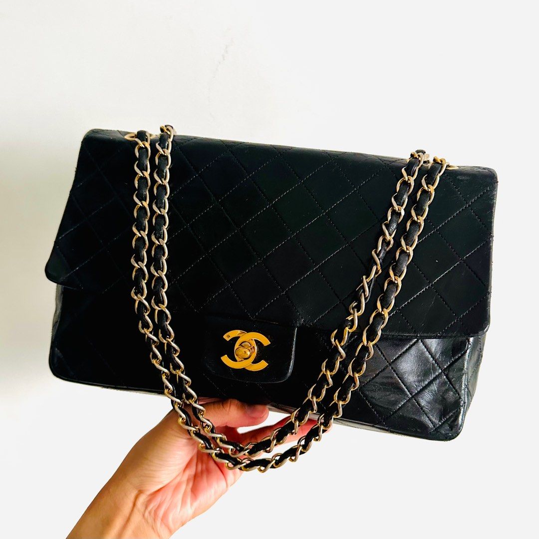 STEAL ❤️ Chanel Black GHW Medium Classic Single Flap Quilted