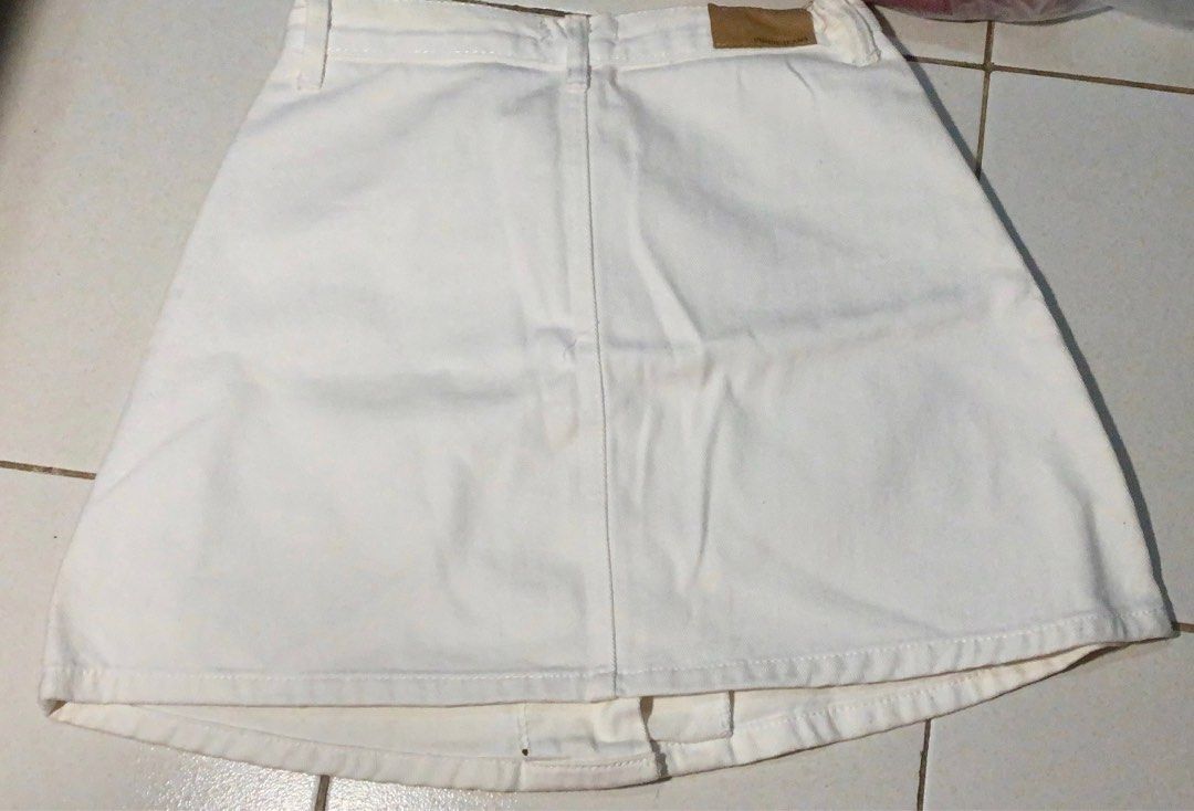 White Hard Denim Skirt (Category: Skirts) located in Pasig City. Submitted by chaesoons (Listing ID 1258617871, Image 2). Description: decluttering sale size: 27-28 used once for delivery: direct ggx sco sdd.