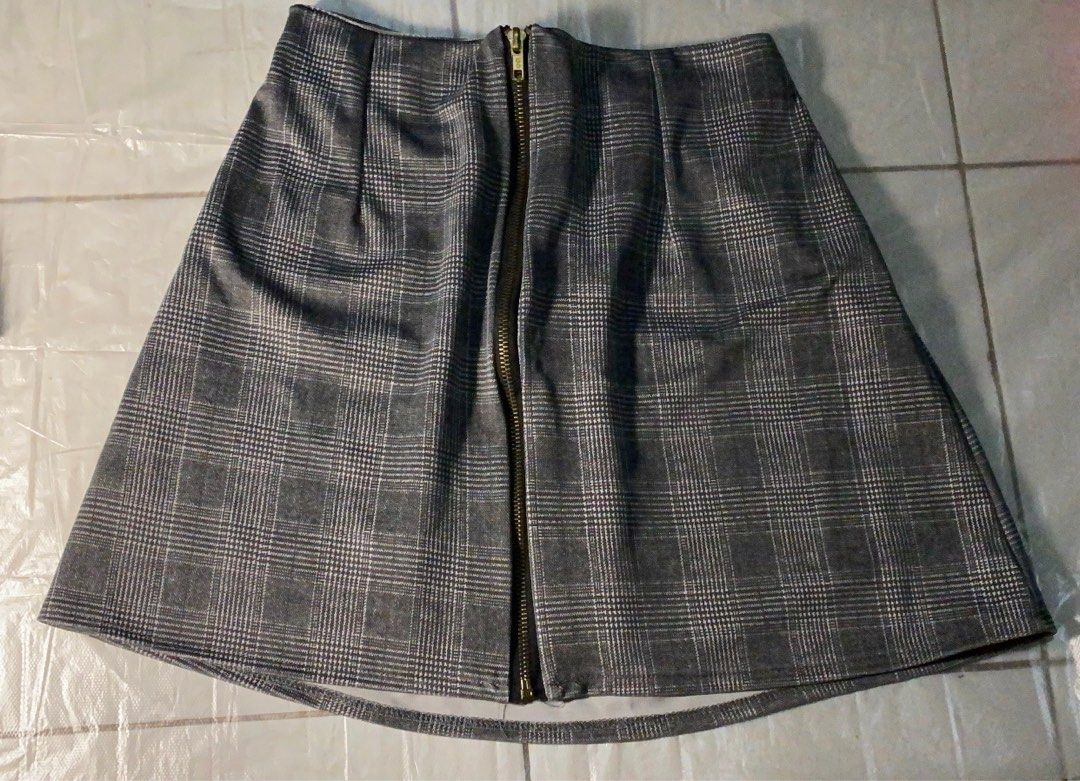 Zipper Checkered Skirts (Category: Skirts) located in Pasig City. Submitted by chaesoons (Listing ID 1258614549, Image 2). Description: decluttering sale garterized size: 27-28 used once for delivery: direct ggx sco sdd.