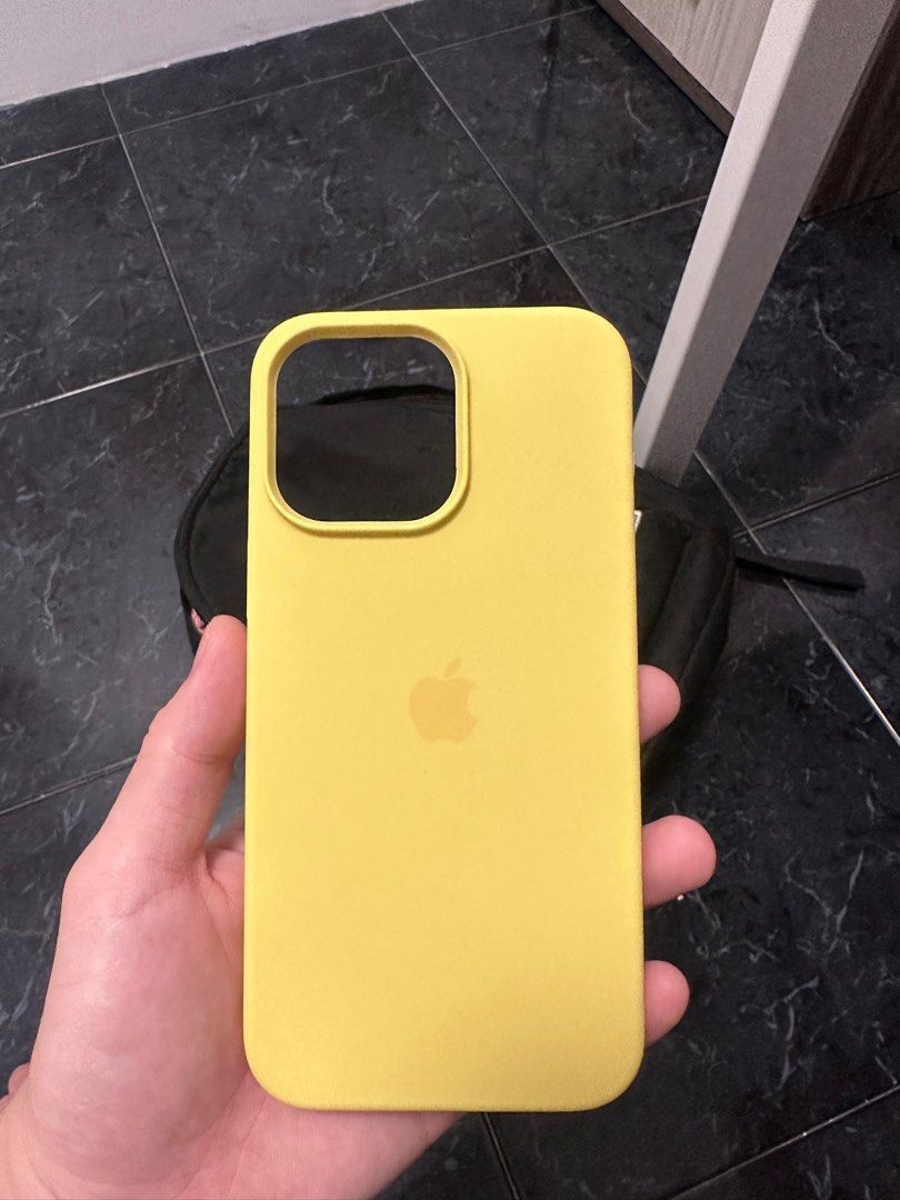 Apple iPhone 14 Plus Silicone Case with MagSafe - Canary Yellow