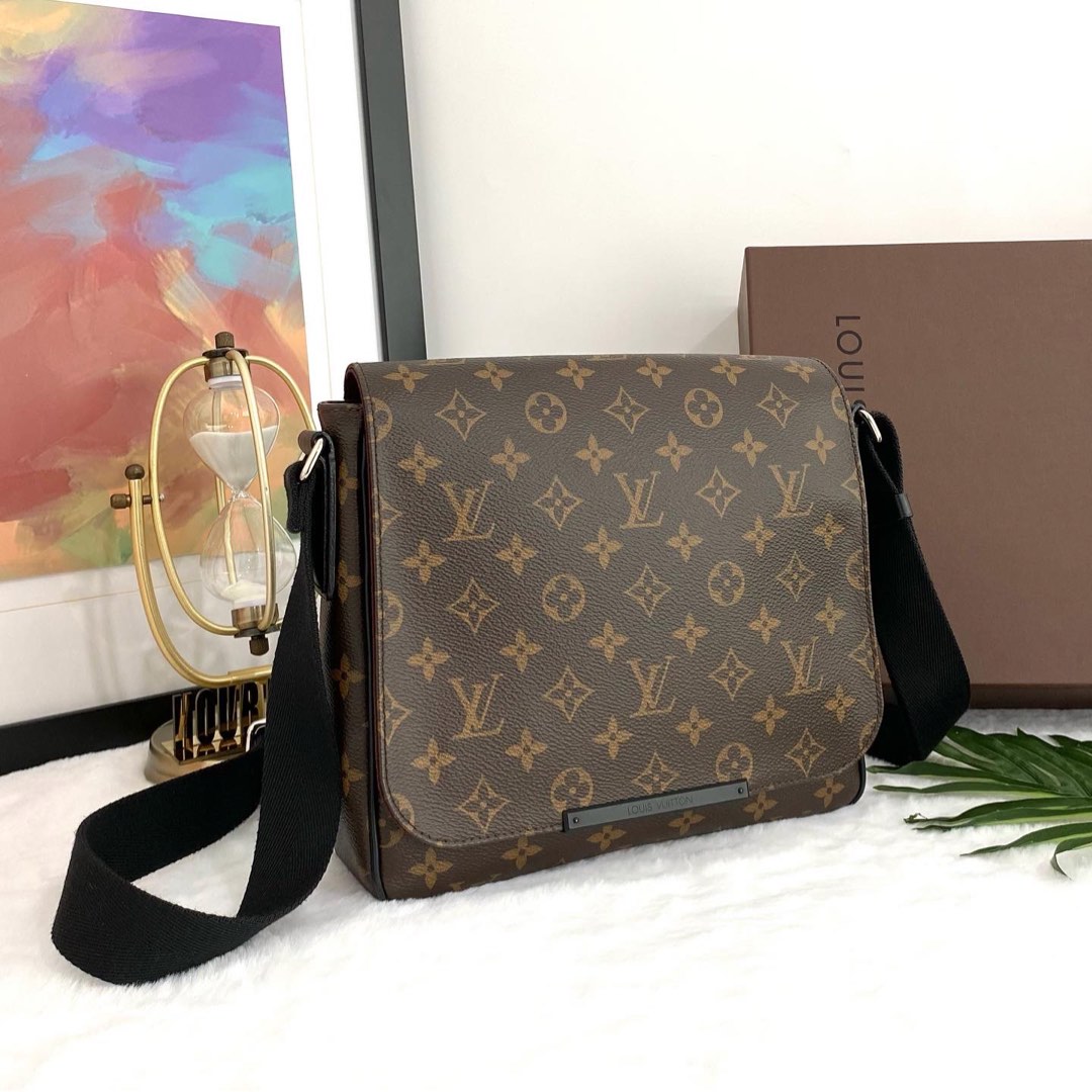 💯% Authentic LV Brown Monogram District PM Messenger Bag in SHW, Luxury,  Bags & Wallets on Carousell