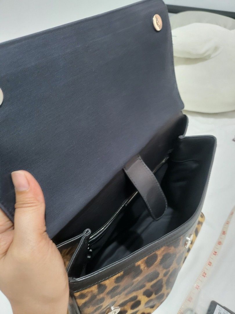Authentic Dolce and Gabbana Sicily Printed (Category: Luxury Bags & Wallets) located in Manila. Submitted by jml.ecg (Listing ID 1258805940, Image 2). Description: nice for travelling spacious from abu dhabi with sling dustbag and cards flaws noted with white spot at the side barely noticeable bag still in very good condition from 40k doe to 29500.