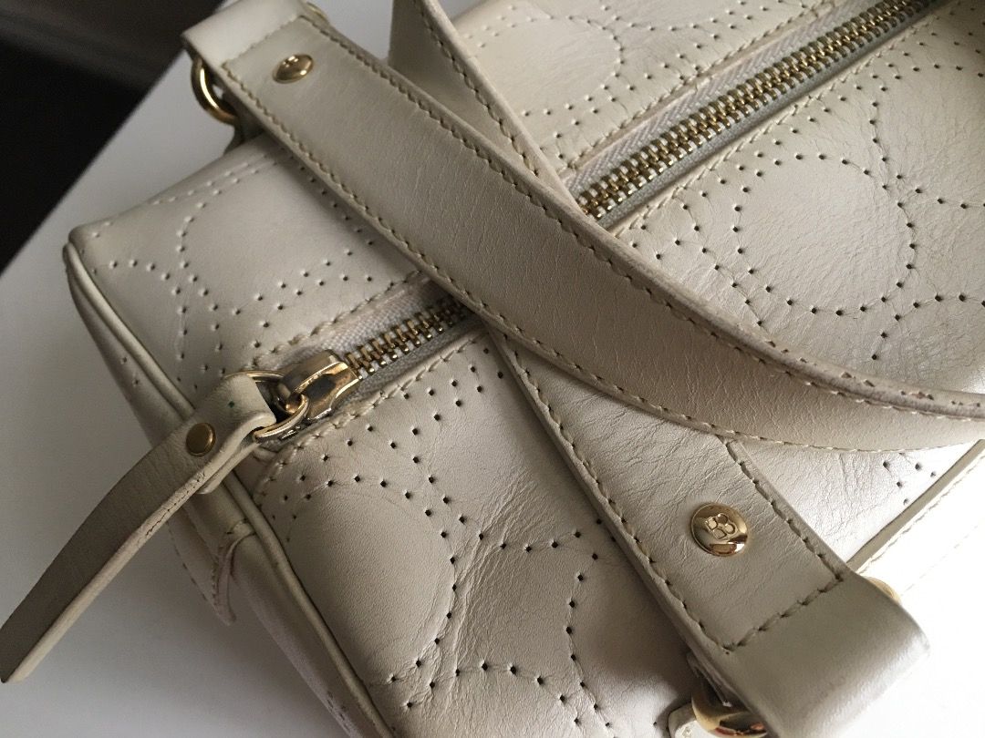 Authentic Kate Spade Noel Handbag Real Leather (Category: Luxury Bags & Wallets) located in Manila. Submitted by theocclosetmanila (Listing ID 1258723741, Image 3). Description: Circa early 2000s thus the color of the bag. This was before Kate Spade became more mainstream. If you’re able to clean the white leather, this will make for a classy, timeless bag that will last a long time. Size: 5 x 9.5 x 6 inches Original Price: $495.00 Purchased at: 