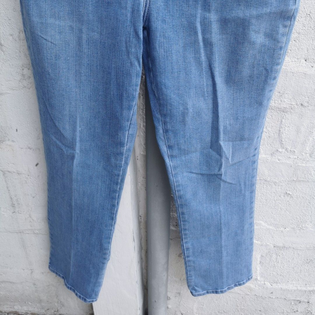 lee classic fit at the waist jeans