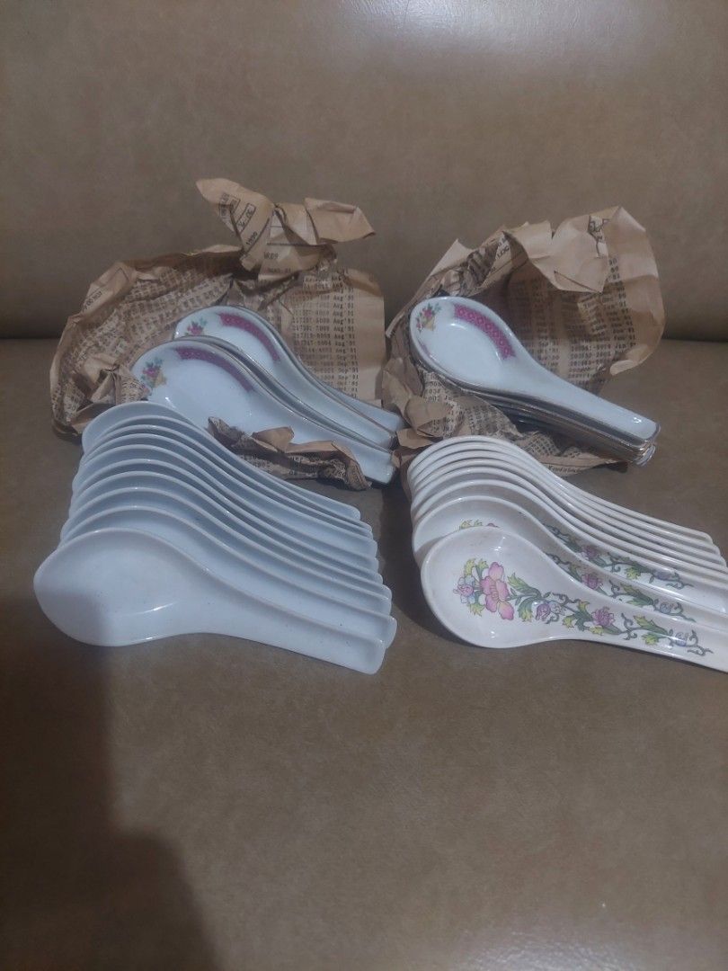 Chinese Decorated and Plain White Ceramic Soup Spoon (Category: Dinnerware & Cutlery) located in San Juan City. Submitted by kame_house (Listing ID 1258719367, Image 1). Description: 12 pcs chinese 10 pcs plain white 8 pcs decorated Ceramic 20php each or take all for 600.