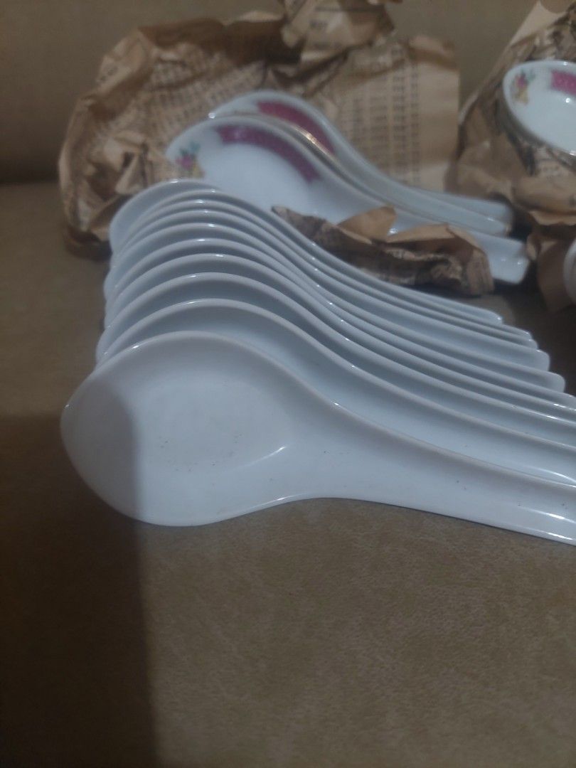 Chinese Decorated and Plain White Ceramic Soup Spoon (Category: Dinnerware & Cutlery) located in San Juan City. Submitted by kame_house (Listing ID 1258719367, Image 3). Description: 12 pcs chinese 10 pcs plain white 8 pcs decorated Ceramic 20php each or take all for 600.