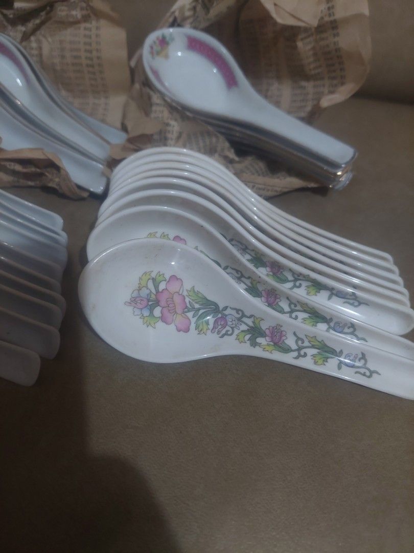 Chinese Decorated and Plain White Ceramic Soup Spoon (Category: Dinnerware & Cutlery) located in San Juan City. Submitted by kame_house (Listing ID 1258719367, Image 2). Description: 12 pcs chinese 10 pcs plain white 8 pcs decorated Ceramic 20php each or take all for 600.