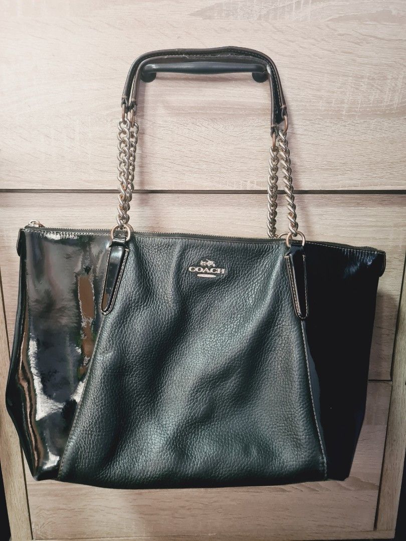 Coach Black Leather Bag (Category: Purses & Pouches) located in Quezon City. Submitted by cdm19 (Listing ID 1258785591, Image 1). Description: Original- bought in US. Very nice leather quality. Only issue is the strap (see 2nd photo)..