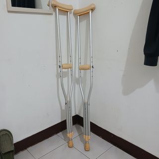 Crutches or Saklay