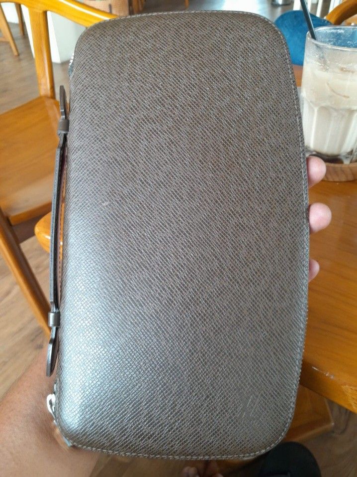 Clutch louis vuitton, Fesyen Pria, Tas & Dompet , Dompet di Carousell