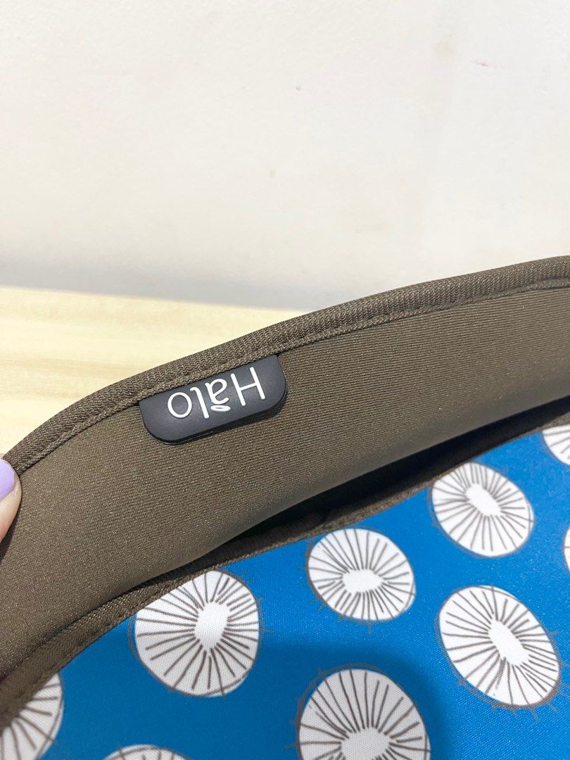 Halo laptog bag sleeves (Category: Laptop Bags & Sleeves) located in Cavite. Submitted by daylightsolitude (Listing ID 1258889587, Image 3). Description: Never been used Reversible sleeve Still in the original packaging Bought for 395 sa powermac Not needed, upgraded laptop.