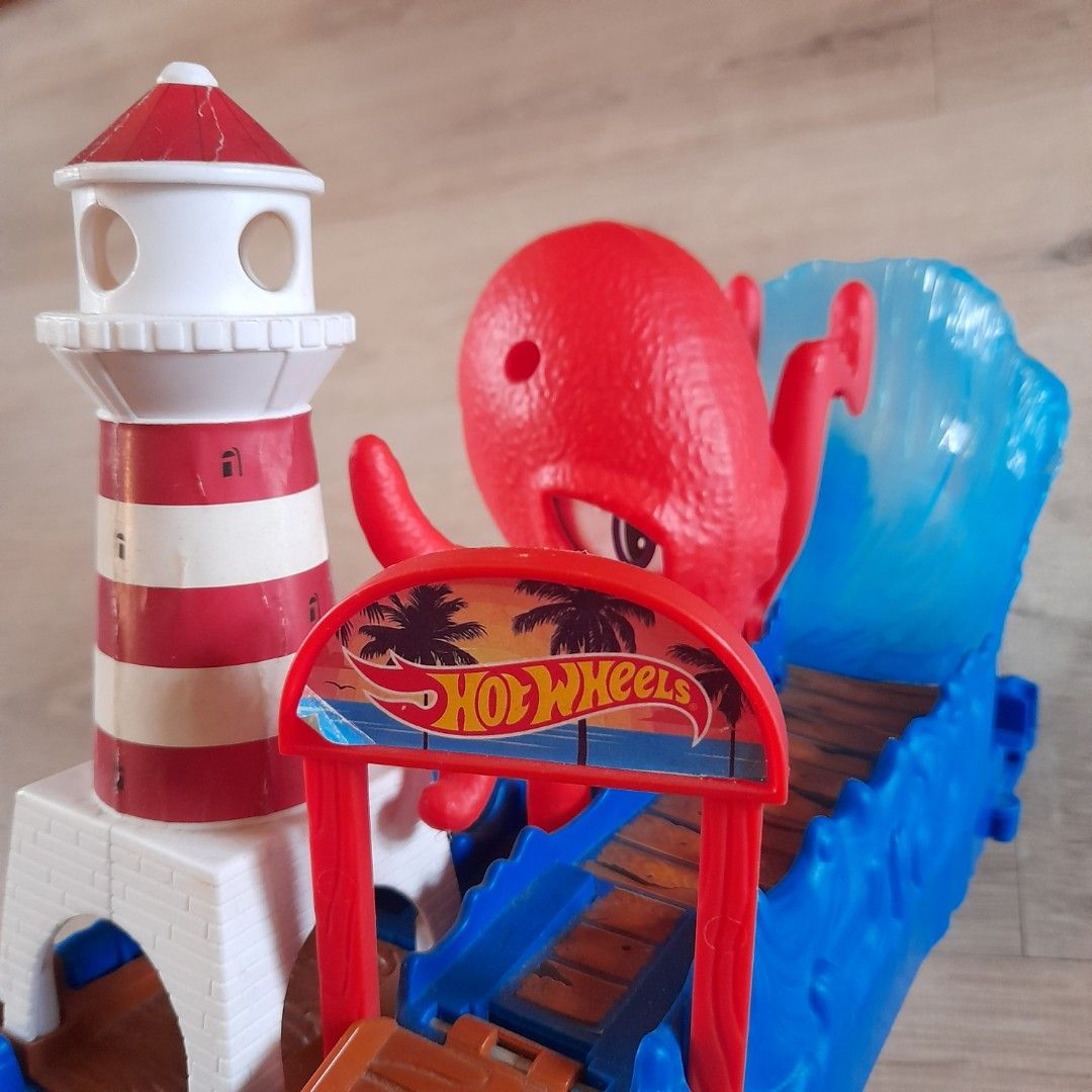 Hot wheels city store octopus pier attack