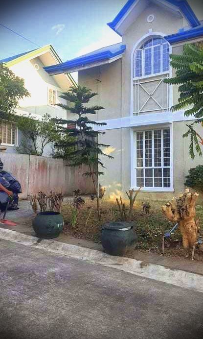 House for Rent/ Sta Rosa Heights Subd (Category: House & Lot) located in Quezon City. Submitted by philcoba (Listing ID 1258783757, Image 2). Description: Welcome to the cool 🌬weather of the South🏡with mini garden, kitchen extension and a garage animal friendly & greenery facade good location near Adventist University🏢🏣 accessible in all your needs, outside the gates of subd we got school, 711, Jollibee, coffee shop very very good location an