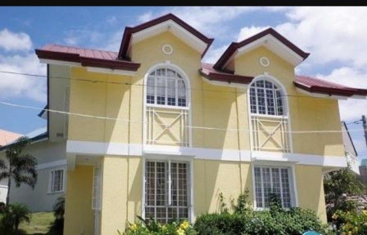 House for Rent/ Sta Rosa Heights Subd (Category: House & Lot) located in Quezon City. Submitted by philcoba (Listing ID 1258783757, Image 1). Description: Welcome to the cool 🌬weather of the South🏡with mini garden, kitchen extension and a garage animal friendly & greenery facade good location near Adventist University🏢🏣 accessible in all your needs, outside the gates of subd we got school, 711, Jollibee, coffee shop very very good location an